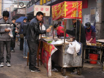 中国版ハンバーガーの屋台